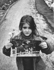 Una bambina mostra la foto di Giuseppe di Matteo, figlio del pentito Santino, ucciso il 23 novembre '93 a soli 13 anni.